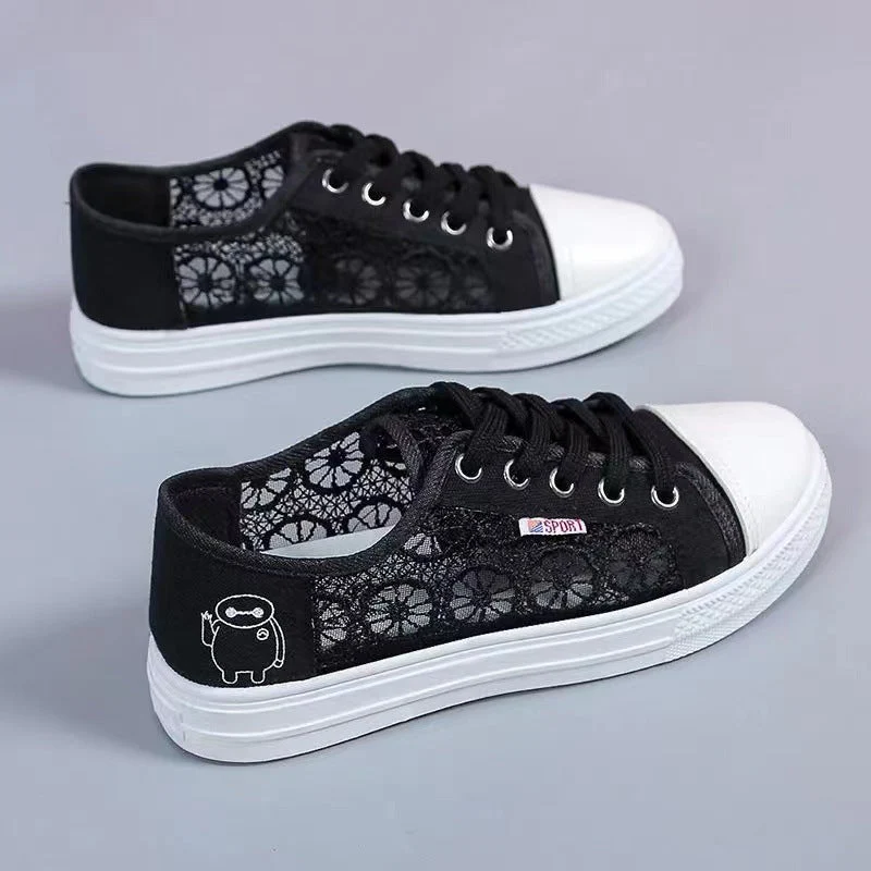 Damen Sneakers mit floralen Spitzen-Einsätzen
